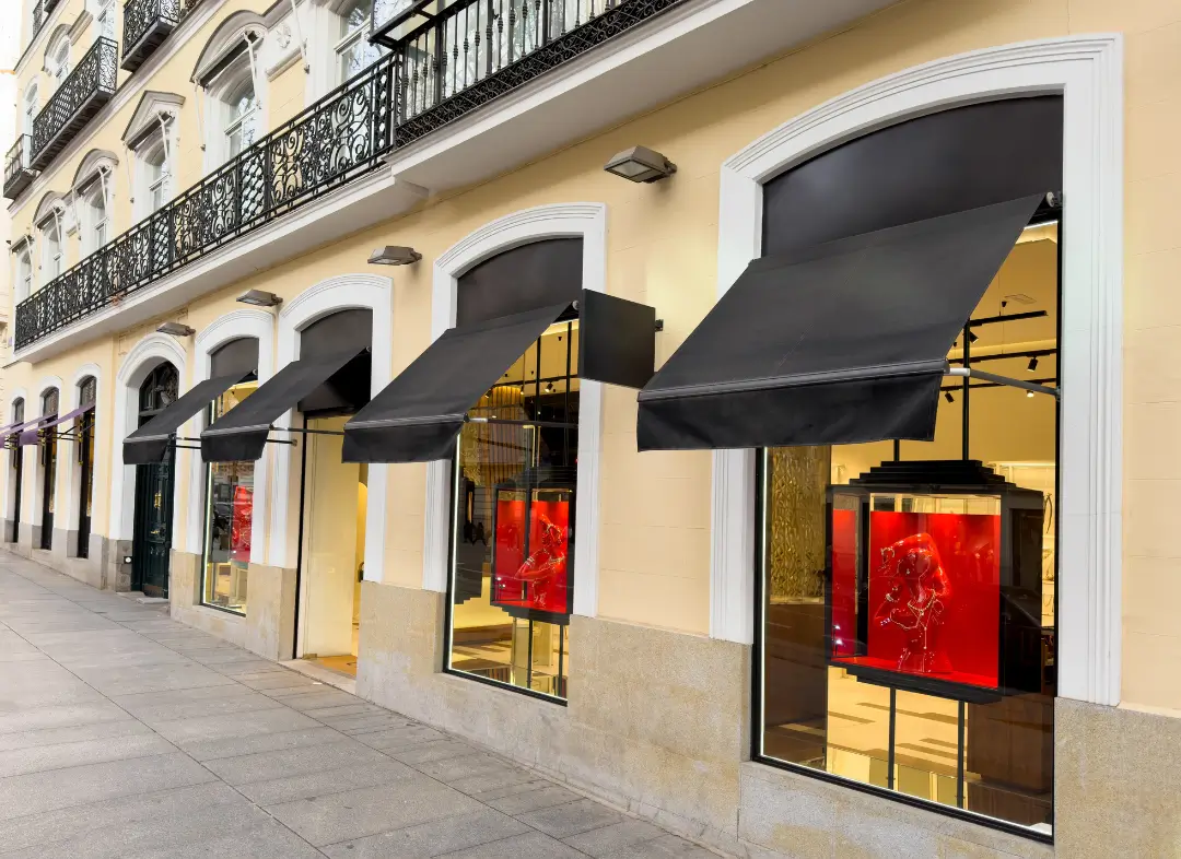 Façade vitrine de magasin en aluminium sur mesure à Pignan